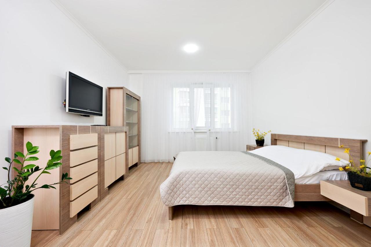 Квартира Для Вас! Вул. Голинського, 8! Apartamento Lviv Exterior foto