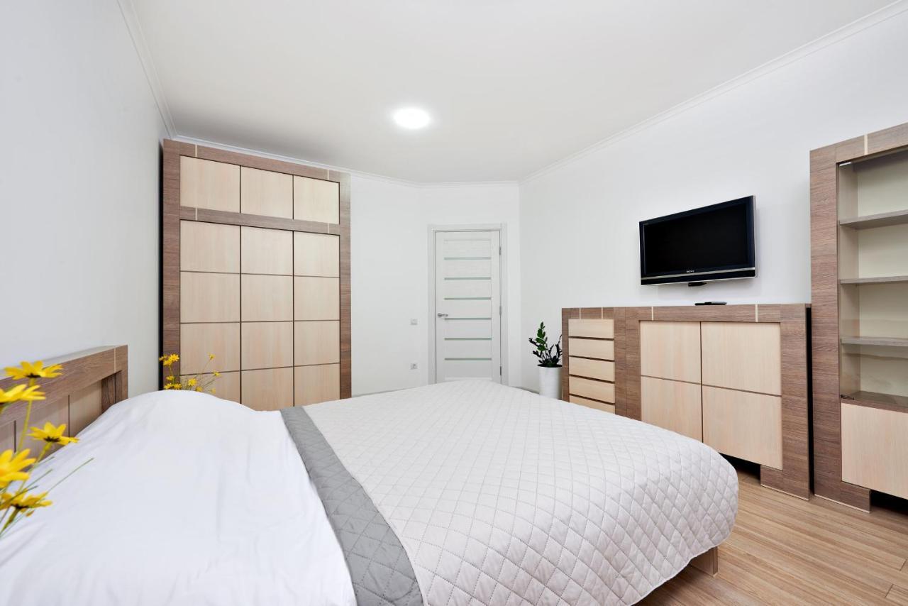 Квартира Для Вас! Вул. Голинського, 8! Apartamento Lviv Exterior foto