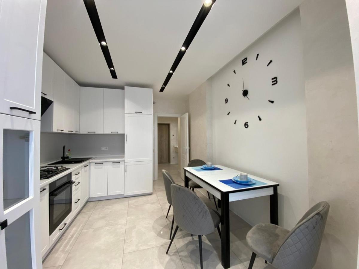 Квартира Для Вас! Вул. Голинського, 8! Apartamento Lviv Exterior foto